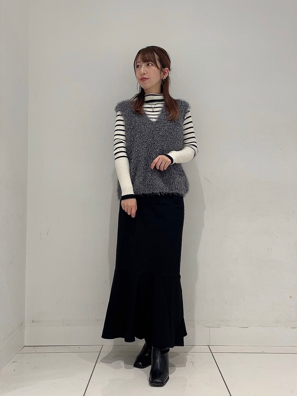 「おしゃ見えテクニック、ニット、プチプラ、ベスト、秋服コーデ、着回しコーデ、秋冬、ニットコーデ、ママファッション」｜「SENSE OF PLACE by URBAN RESEARCHの『柴田ひかりさん着用』モールフェザーニットベスト（ベスト、グレー系）」を使った、Maiさん（レディース・156cm）の秋コーディネートの1枚目の写真