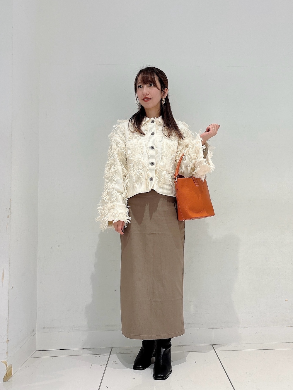 「冬コーデ、ホワイトコーデ、クリスマスに着たい服、ブーツ、休日スタイル、冬服、オトナカジュアル、最近のいい感じコーデ、スカートスタイル、ママコーデ」｜「SENSE OF PLACE by URBAN RESEARCHのフリンジニットジャケット（ニット/セーター、ホワイト系）」を使った、Maiさん（レディース・156cm）の冬コーディネートの1枚目の写真