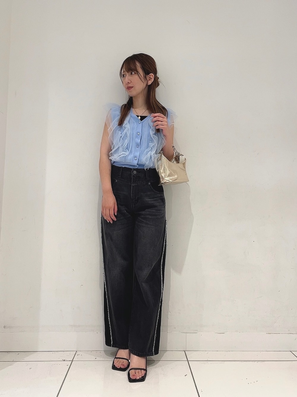 「夏コーデ、オトナカジュアル、おでかけコーデ、夏服、パンツコーデ、低身長女子、着回しコーデ、大人可愛い」｜「HEYUMMのチュールドッキングノースリーブセーター（ニット/セーター、ブルー系）」を使った、Maiさん（レディース・156cm）の夏コーディネートの1枚目の写真