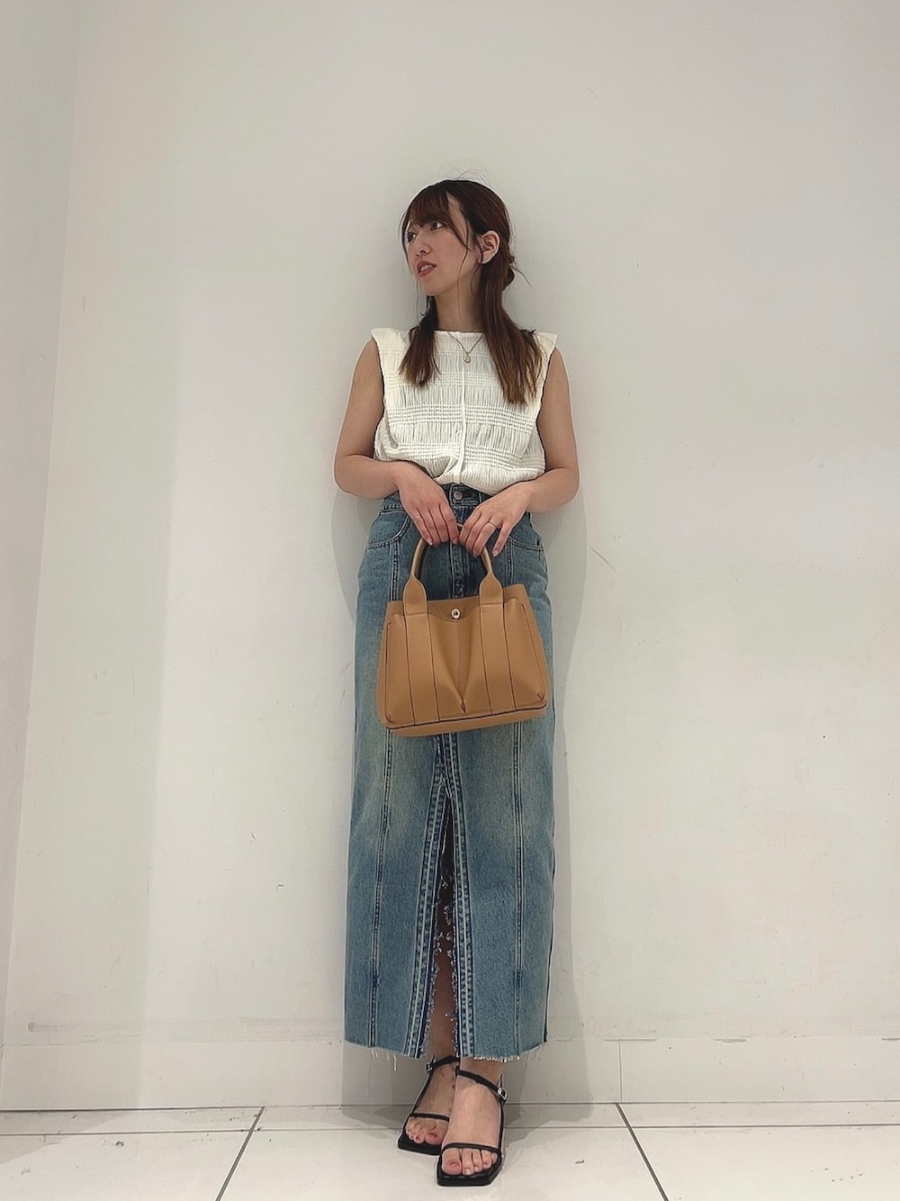 「プチプラ、きれいめカジュアル、フェスコーデ、トートバッグ、夏コーデ、オトナカワイイ、夏ファッション、デニム、夏服、ノースリーブ」｜「SENSE OF PLACE by URBAN RESEARCHのロングスリットデニムスカート（デニムスカート、ブルー系）」を使った、Maiさん（レディース・156cm）の夏コーディネートの1枚目の写真