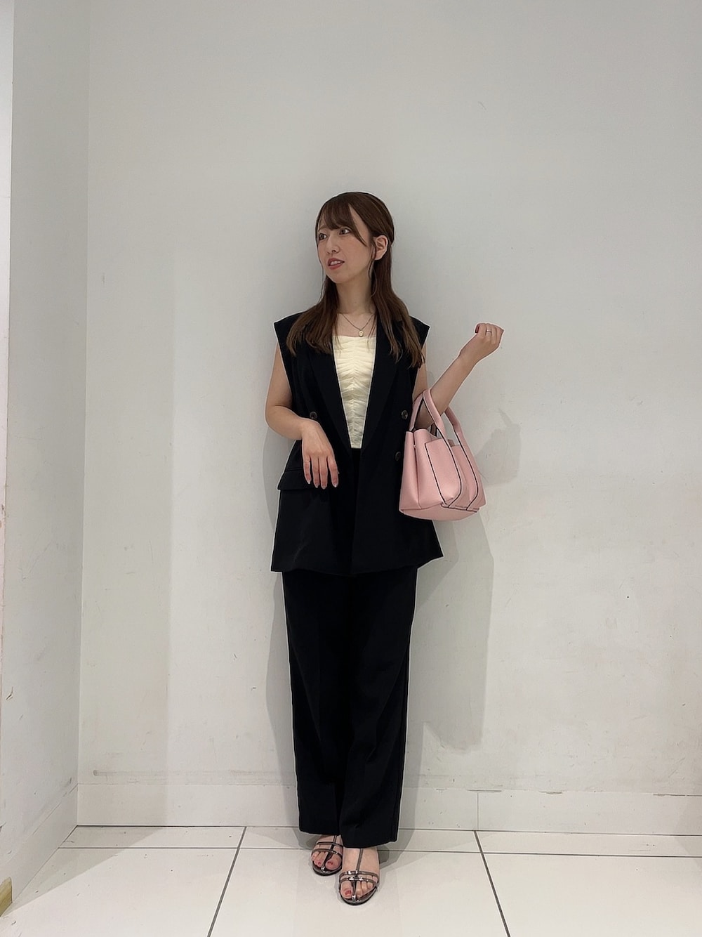 「夏コーデ、きれいめカジュアル、お出かけコーデ、ラクチンコーデ、オトナカジュアル、おしゃれさんと繋がりたい、初夏コーデ」｜「SENSE OF PLACE by URBAN RESEARCHの『5サイズ展開』『UR TECH DRYLUXE』リネンライクワイドパンツ（その他パンツ、ブラック系）」を使った、Maiさん（レディース・156cm）の夏コーディネートの1枚目の写真