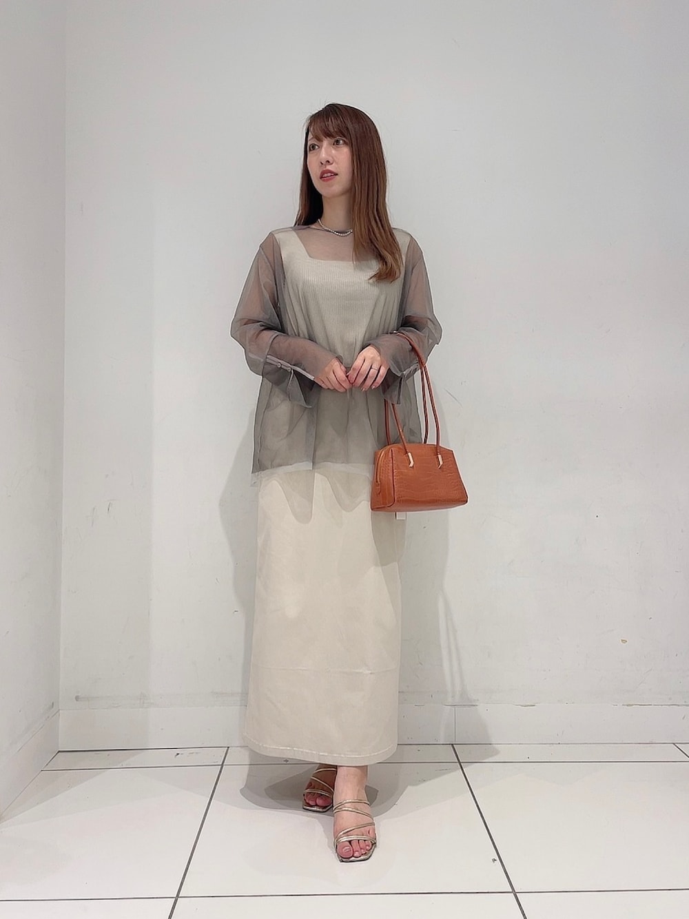 「秋っぽコーデ更新中、シアートップス、休日スタイル、秋コーデ、おでかけコーデ、オトナ女子、秋、ママファッション、プチプラ」｜「SENSE OF PLACE by URBAN RESEARCHの『一部WEB限定カラー』『TALLサイズ/WEB限定』ストレッチサスツキハイウエストスカート（スカート、ベージュ系）」を使った、Maiさん（レディース・156cm）の秋コーディネートの1枚目の写真