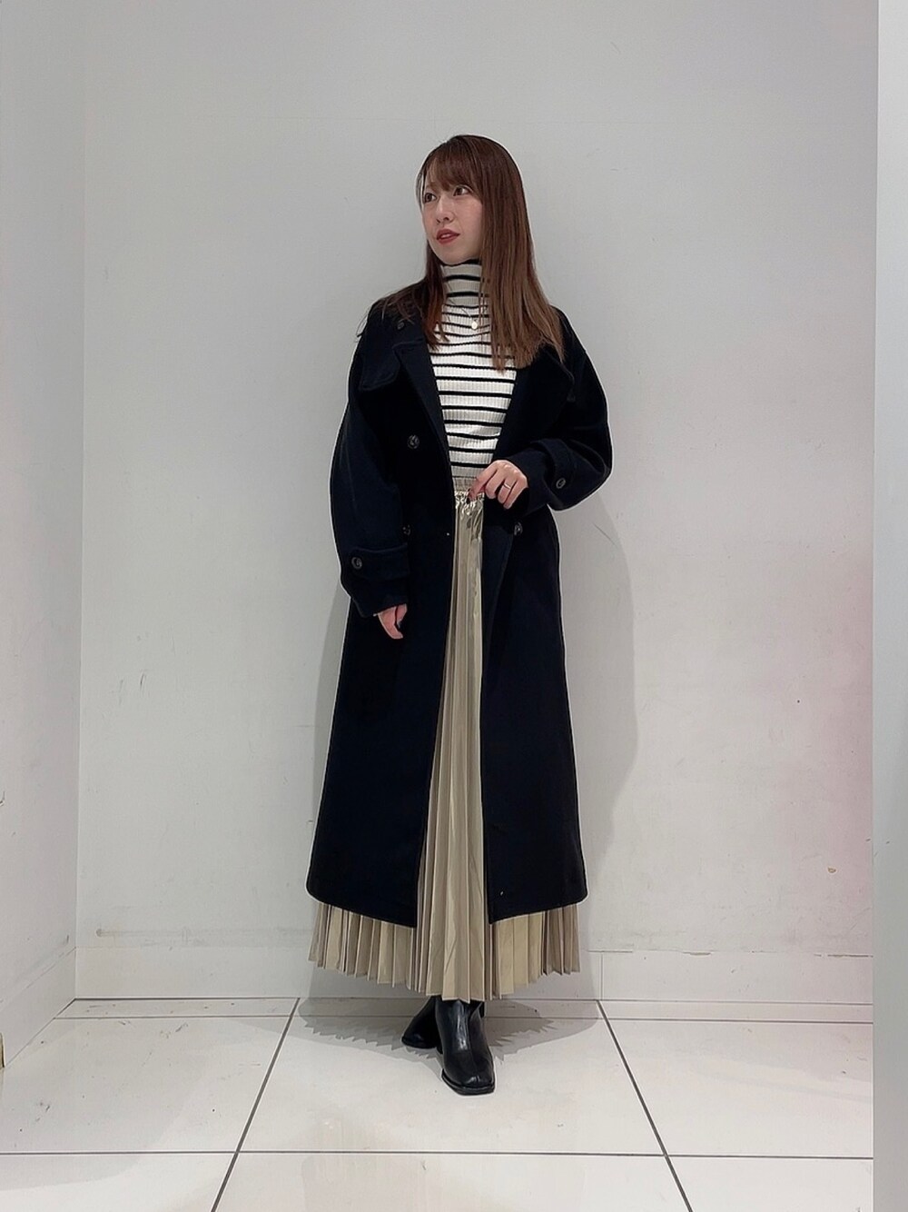 「ロングコート、冬アウター、最近のいい感じコーデ、冬コーデ、あったかコーデ、お出かけコーデ、クリスマスに着たい服、おしゃれさんと繋がりたい、今日のコーデ、ママコーデ」｜「SENSE OF PLACE by URBAN RESEARCHのスタンドカラーロングコート（ステンカラーコート、ブラック系）」を使った、Maiさん（レディース・156cm）の秋コーディネートの1枚目の写真