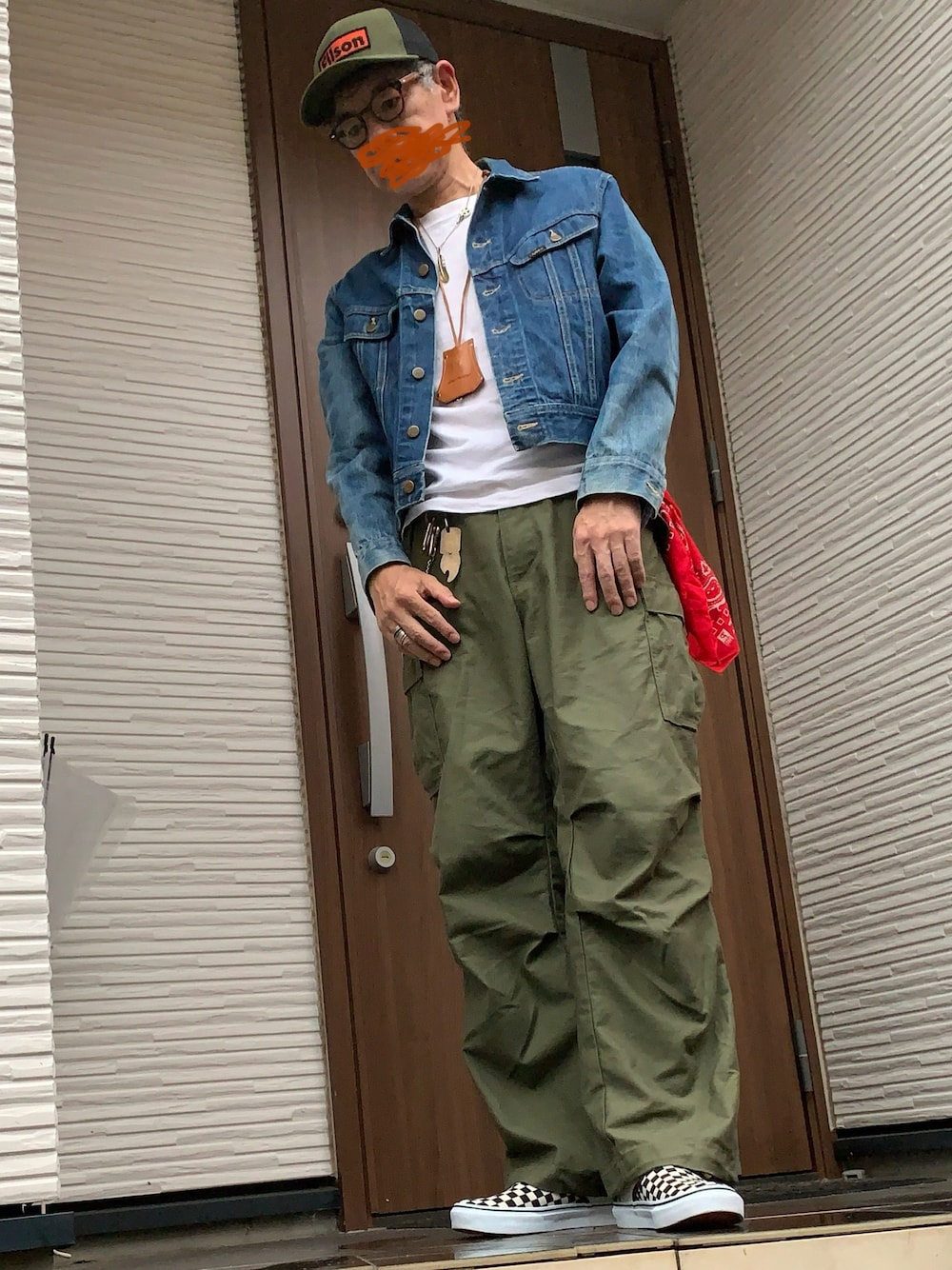 「秋っぽコーデ更新中、アメカジ、ジージャン、カーゴパンツ」｜「Leeのアイテム（デニムジャケット、ブルー系）」を使った、hir○さん（メンズ・179cm）の秋コーディネートの1枚目の写真