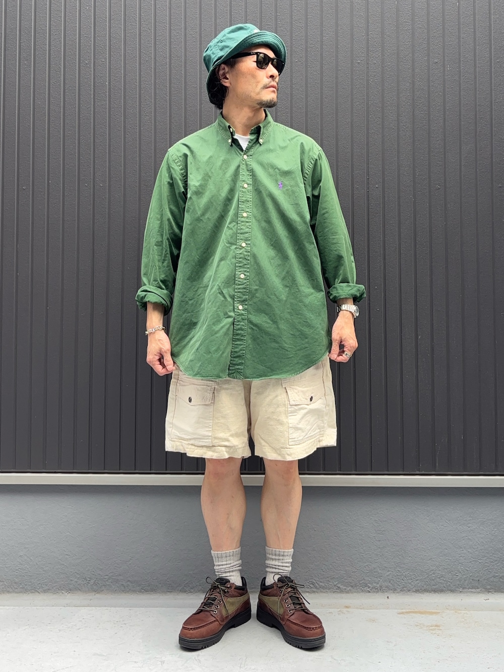 ホワイト系のその他パンツ、グリーン系のシャツ/ブラウス、ブラウン系のブーツを着用したメンズの夏コーディネートの1枚目の写真