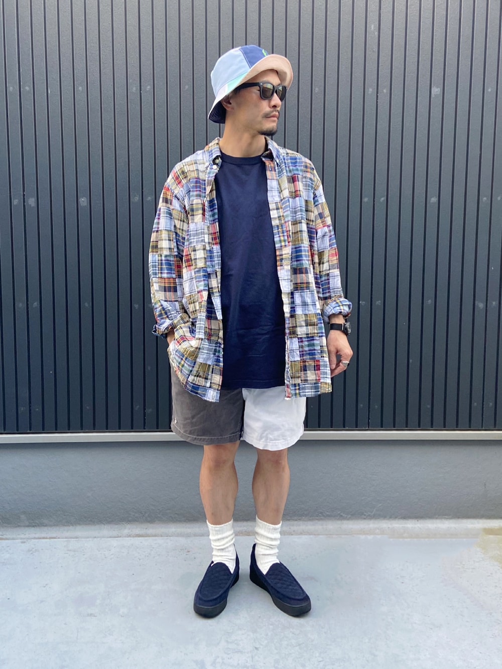 その他のシャツ/ブラウス、ブルー系のTシャツ/カットソー、その他のパンツを着用したメンズの春コーディネートの1枚目の写真