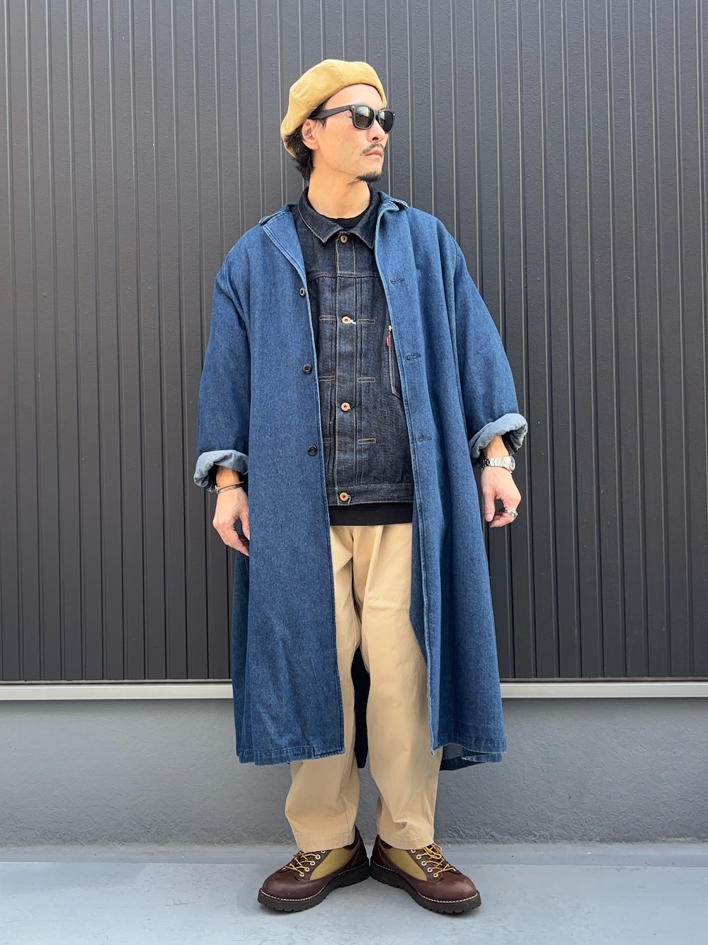 ベージュ系のその他パンツ、ブラック系のTシャツ/カットソー、ブルー系のジャケット/アウターを着用したメンズの冬コーディネートの1枚目の写真