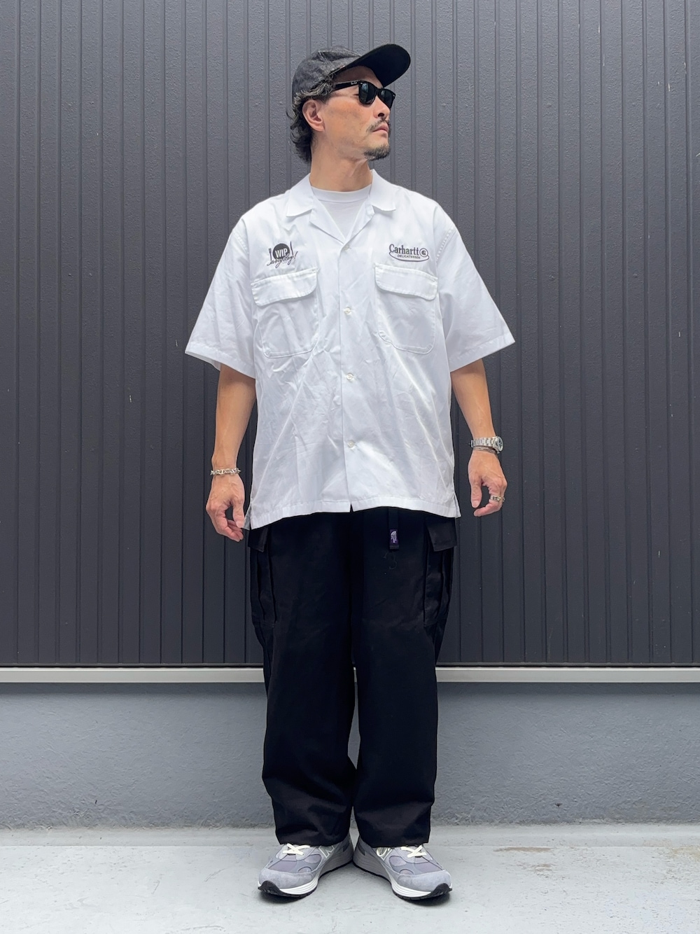 ホワイト系のシャツ/ブラウス、ホワイト系のTシャツ/カットソー、ブラック系のカーゴパンツを着用したメンズの秋コーディネートの1枚目の写真