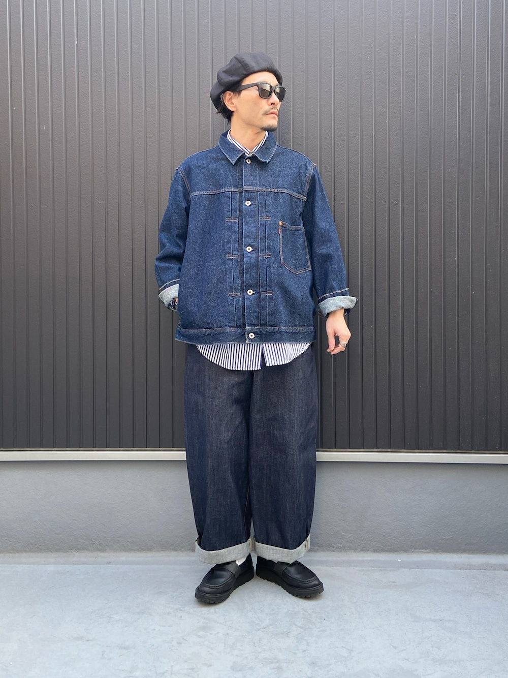 「ベレー帽、デニムジャケット、デニム、デニムパンツ、ワイドパンツ、ストライプシャツ、シャツスタイル、レイヤードスタイル、古着MIX、ローファー、ストリート、アメカジ、きれいめカジュアル、シンプルスタイル、ワイドデニム」｜「halo commodityのアイテム（ハンチング/ベレー帽、ブラック系）」を使った、Ko_Seさん（メンズ・173cm）の冬コーディネートの1枚目の写真