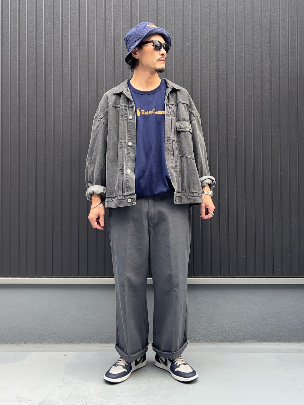 ブルー系のTシャツ/カットソー、グレー系のジャケット/アウター、グレー系のパンツを着用したメンズの秋コーディネートの1枚目の写真