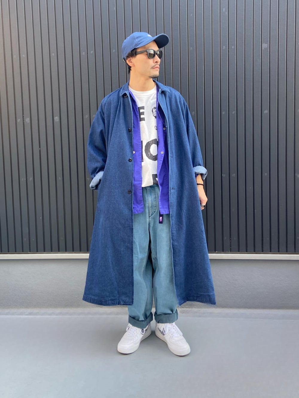 ブルー系のジャケット/アウター、パープル系のシャツ/ブラウス、ホワイト系のTシャツ/カットソーを着用したメンズの秋コーディネートの1枚目の写真