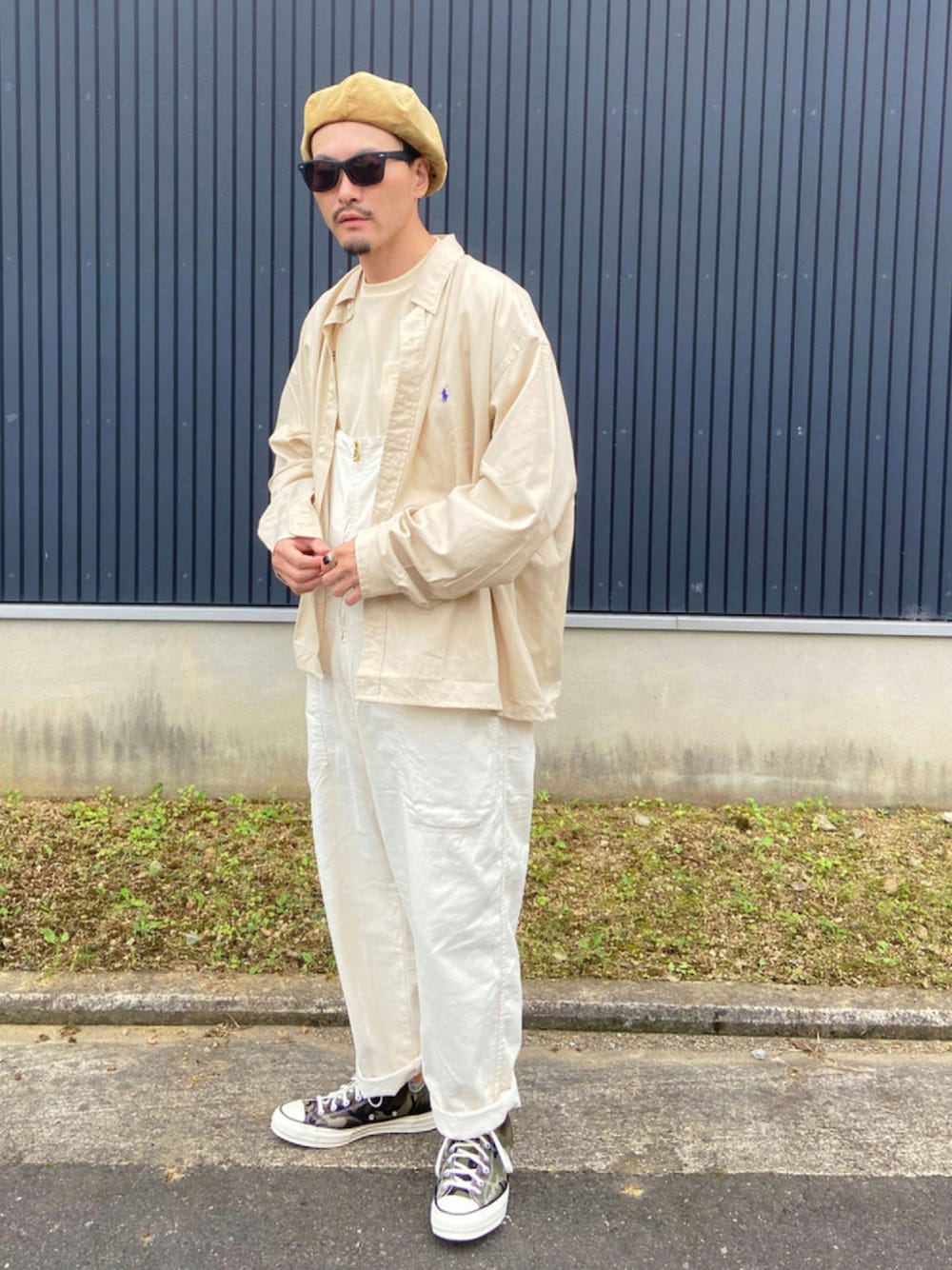 ベージュ系のシャツ/ブラウス、ホワイト系のTシャツ/カットソー、ホワイト系のサロペット/オーバーオールを着用したメンズの秋コーディネートの1枚目の写真
