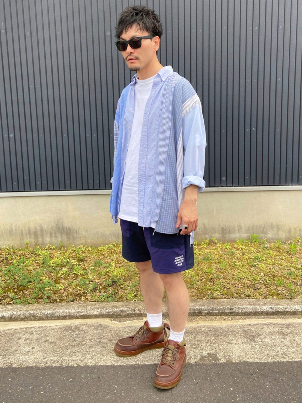 ブルー系のシャツ/ブラウス、ホワイト系のTシャツ/カットソー、ブルー系のパンツを着用したメンズの夏コーディネートの1枚目の写真