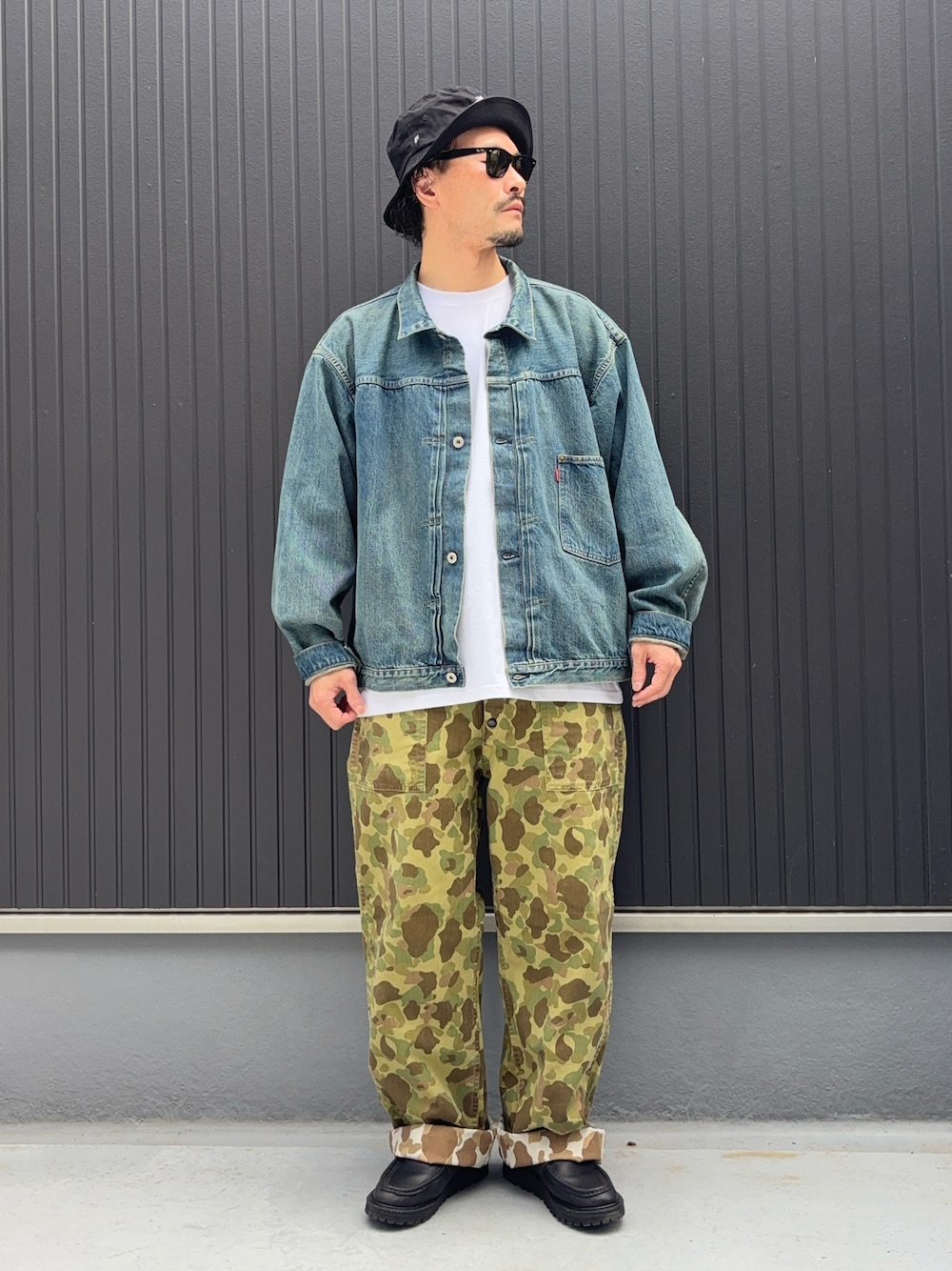 ホワイト系のTシャツ/カットソー、ブルー系のデニムジャケット、その他のパンツを着用したメンズの春コーディネートの1枚目の写真