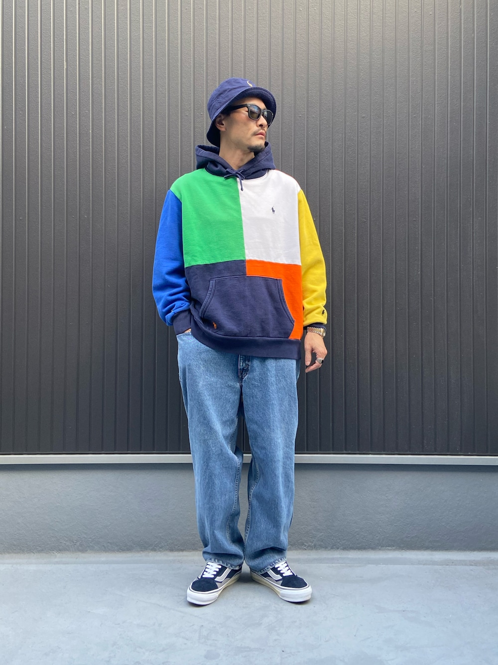 その他のパーカー、ブルー系のデニムパンツ、ブルー系のスニーカーを着用したメンズの秋コーディネートの1枚目の写真