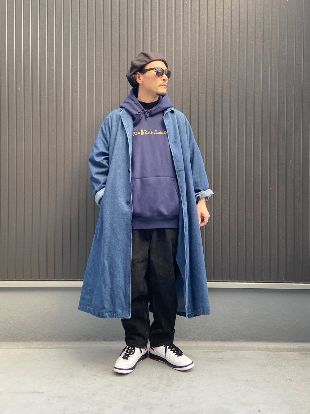 ブルー系のジャケット/アウター、ブルー系のパーカー、ブラック系のTシャツ/カットソーを着用したメンズの冬コーディネートの1枚目の写真