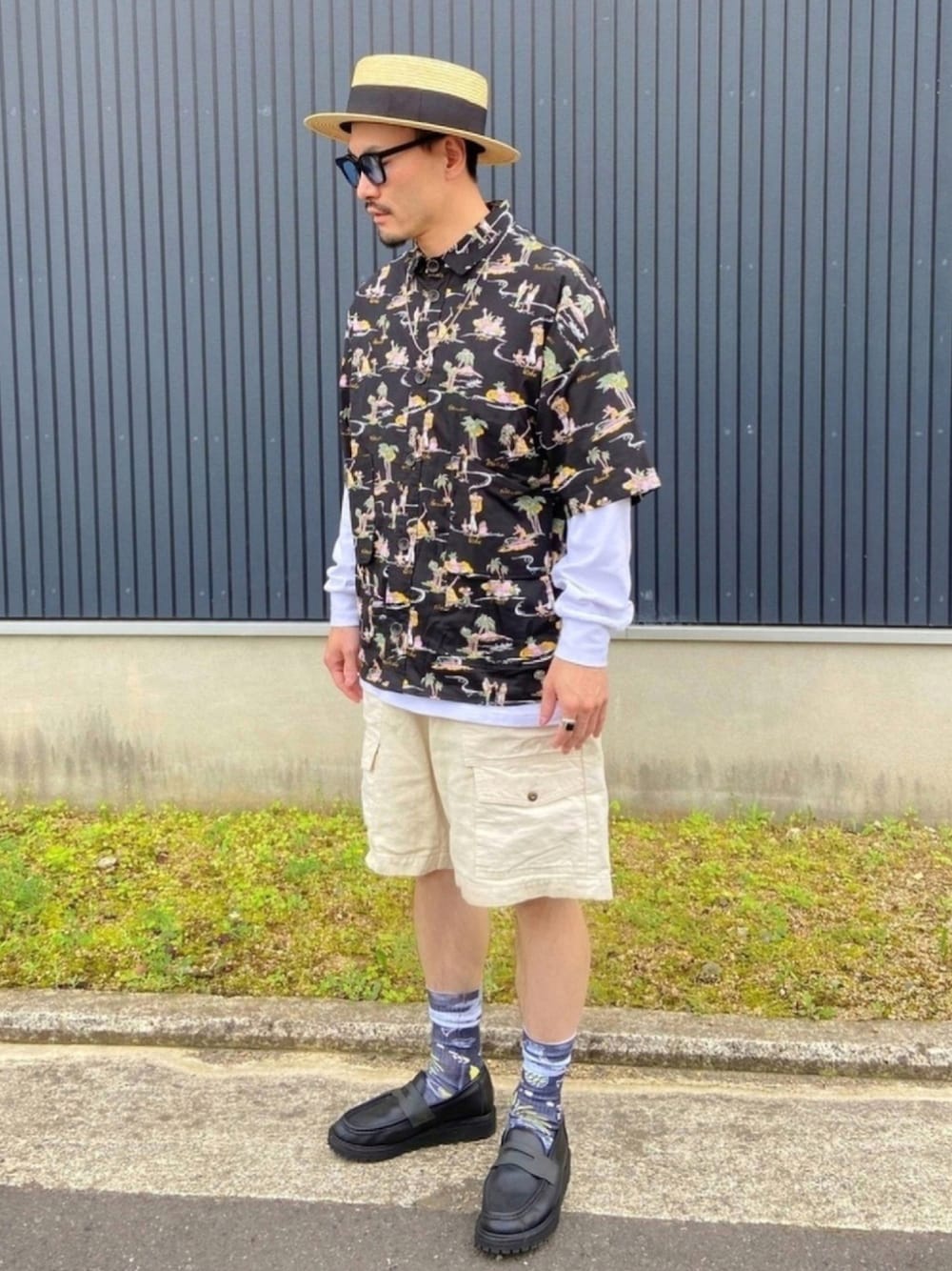 ブラック系のシャツ/ブラウス、ホワイト系のTシャツ/カットソー、ホワイト系のその他パンツを着用したメンズの夏コーディネートの1枚目の写真
