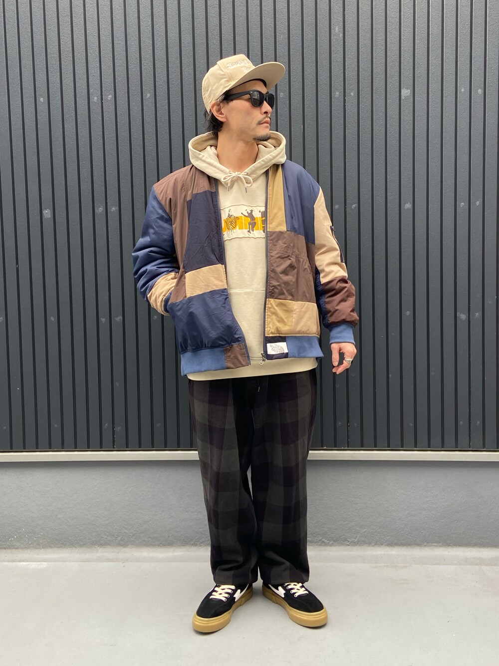 その他のジャケット/アウター、ベージュ系のパーカー、ベージュ系のパーカーを着用したメンズの春コーディネートの1枚目の写真