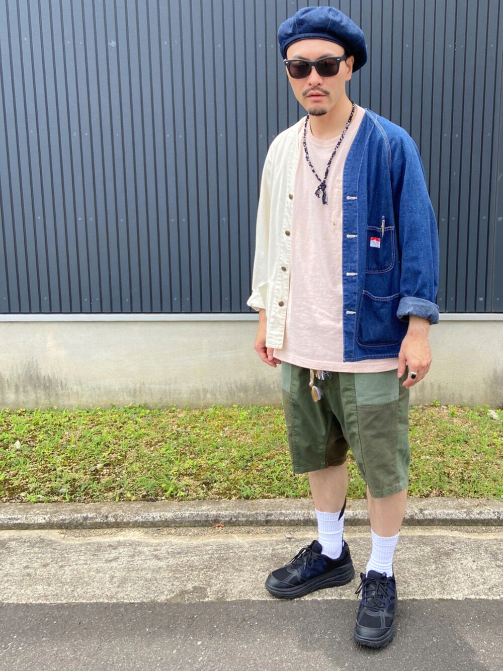 ホワイト系のデニムジャケット、ピンク系のTシャツ/カットソー、グリーン系のパンツを着用したメンズの秋コーディネートの1枚目の写真