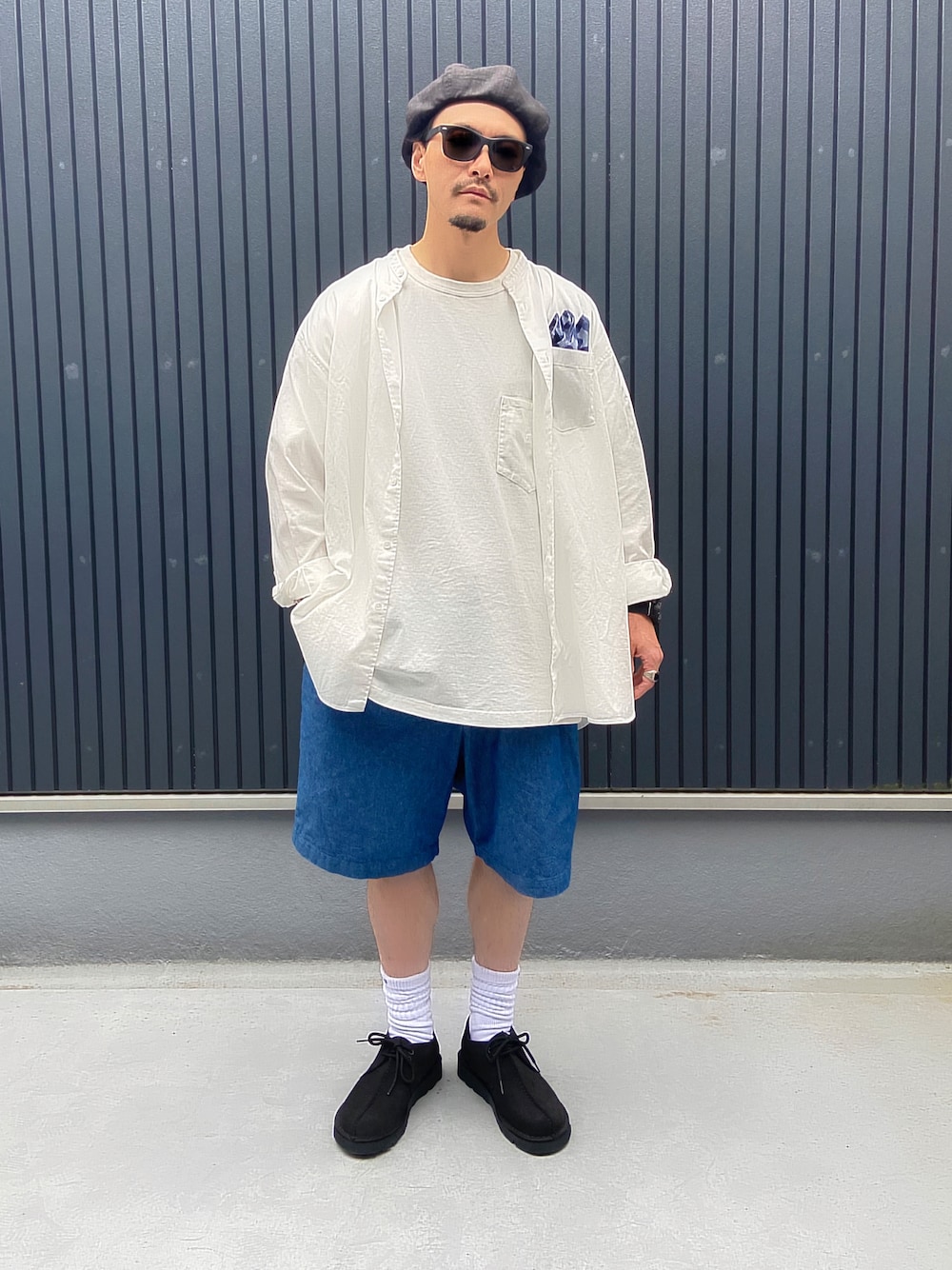 ホワイト系のシャツ/ブラウス、ホワイト系のTシャツ/カットソー、ブルー系のその他パンツを着用したメンズの夏コーディネートの1枚目の写真