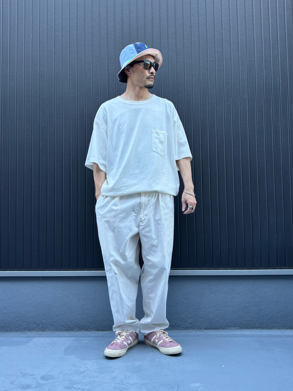 ホワイト系のその他パンツ、ホワイト系のTシャツ/カットソー、ピンク系のスニーカーを着用したメンズの夏コーディネートの1枚目の写真