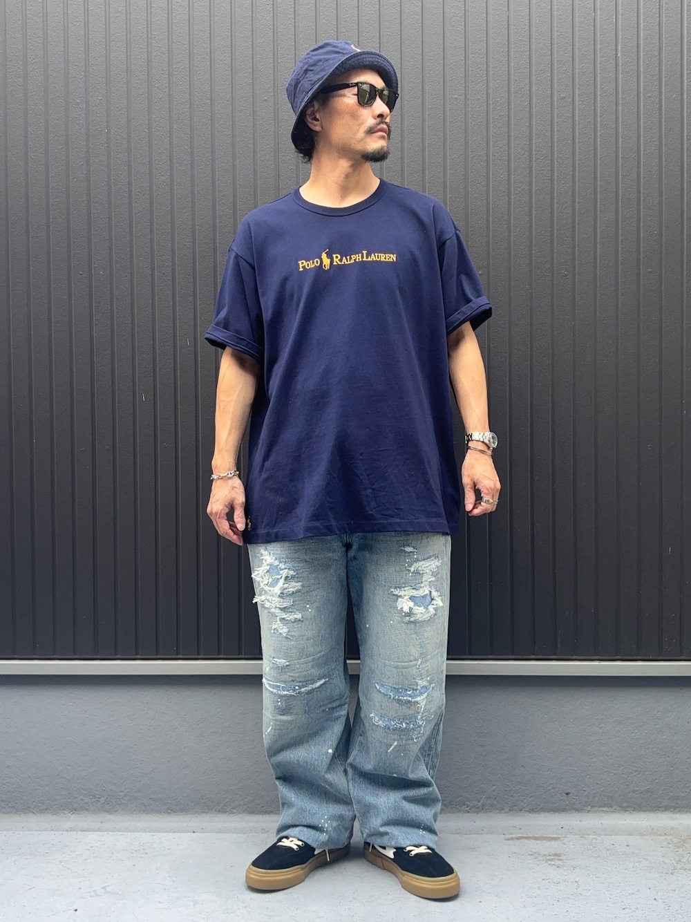 ブルー系のTシャツ/カットソー、ブルー系のデニムパンツ、ブラック系のスニーカーを着用したメンズの夏コーディネートの1枚目の写真