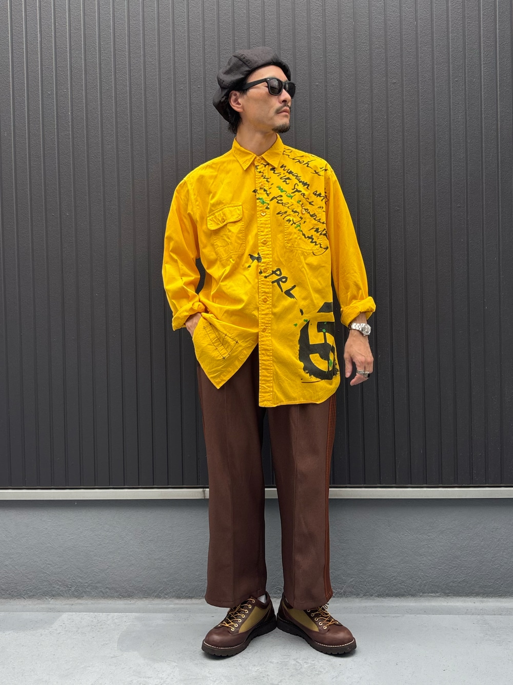 イエロー系のシャツ/ブラウス、ブラウン系のパンツ、ブラウン系のシューズを着用したメンズの秋コーディネートの1枚目の写真