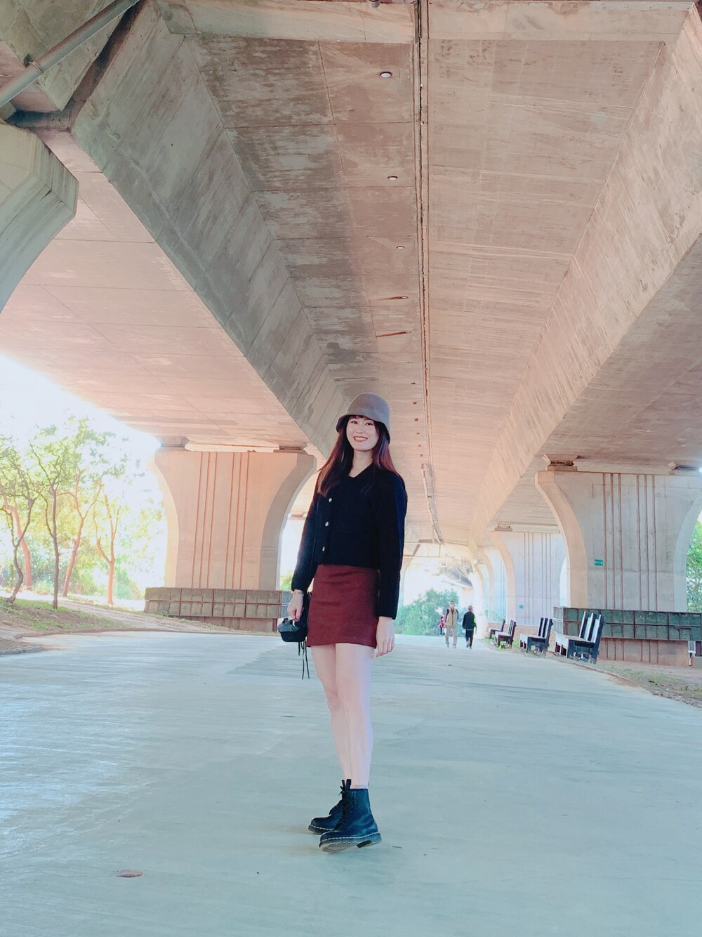 「ootd、女人味、毛帽、冬コーデ、裙子、黑色、休閒、毛衣、スニーカー、スウェット、靴」｜「no brandのアイテム（ニットキャップ/ビーニー、ブラウン系）」を使った、Kaoriさん（レディース・167cm）の冬コーディネートの1枚目の写真