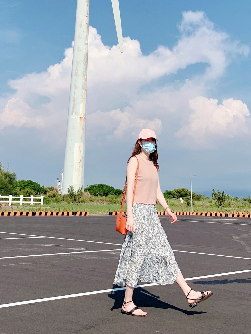 「ootd、夏、休閒、棒球帽、wiwt、長裙」｜「no brandのアイテム（スカート、ホワイト系）」を使った、Kaoriさん（レディース・167cm）の秋コーディネートの1枚目の写真