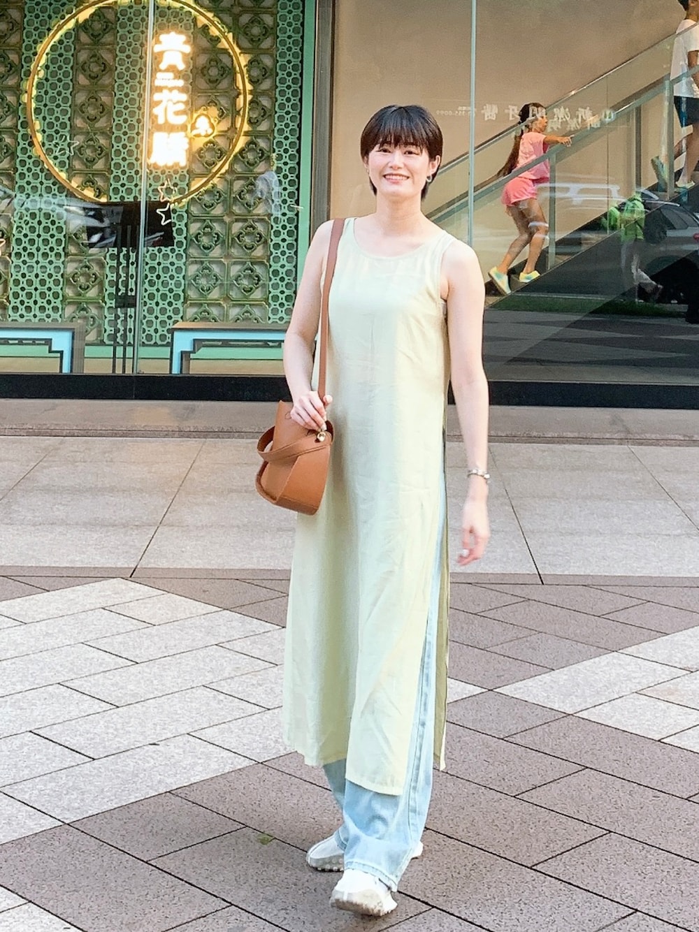 「夏服コーデ、夏コーデ、着回しコーデ、デニムパンツ、休日コーデ、夏ワンピース、高身長女子、淡色女子、yellow、xc-72、New Balance、holidayパンツスタイル」｜「no brandのアイテム（ワンピース、イエロー系）」を使った、Kaoriさん（レディース・167cm）の夏コーディネートの1枚目の写真