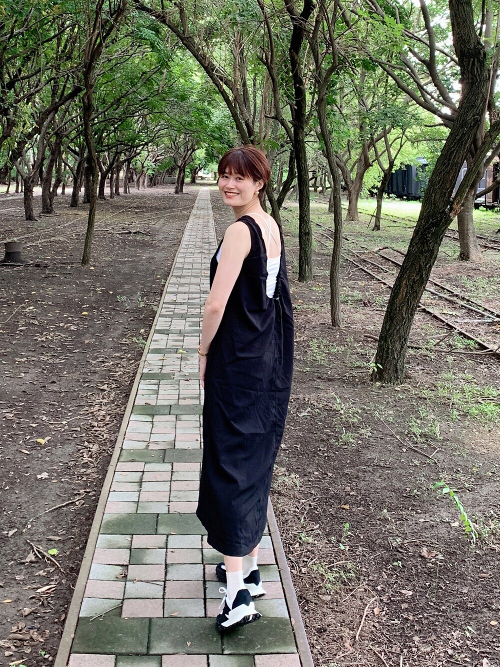 「着回しコーデ、おしゃれさんと繋がりたい、今日のコーデ、ootd、休日コーデ、いいね、save、フォローお願いします🤑、夏コーデ、outfit、ワンピースコーデ、残暑コーデ、black and white、onepiece、black」｜「NEW BALANCEのXC-72（スニーカー、ブラック系）」を使った、Kaoriさん（レディース・167cm）の秋コーディネートの1枚目の写真