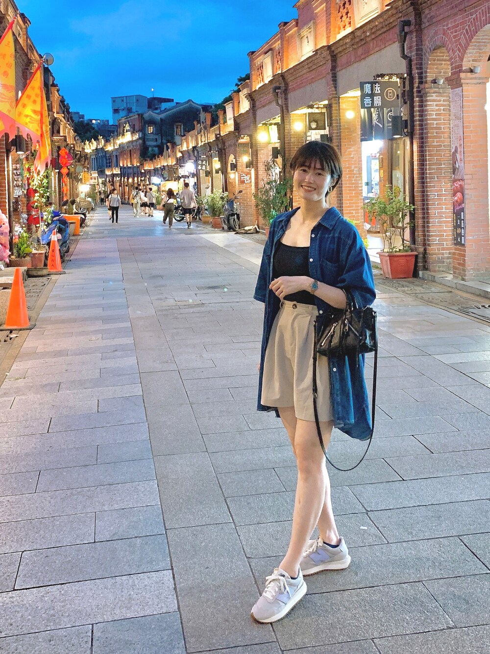 「休日スタイル、オトナ女子、春コーデ、デニム、春夏コーデ、着回しコーデ、今日のコーデ、シャツ、New Balance、NEWBALANCE、NB237、老街、三峽老街、高身長コーデ、高身長女子」｜「REBECCA MINKOFFのアイテム（ショルダーバッグ、ブラック系）」を使った、Kaoriさん（レディース・167cm）の春コーディネートの1枚目の写真