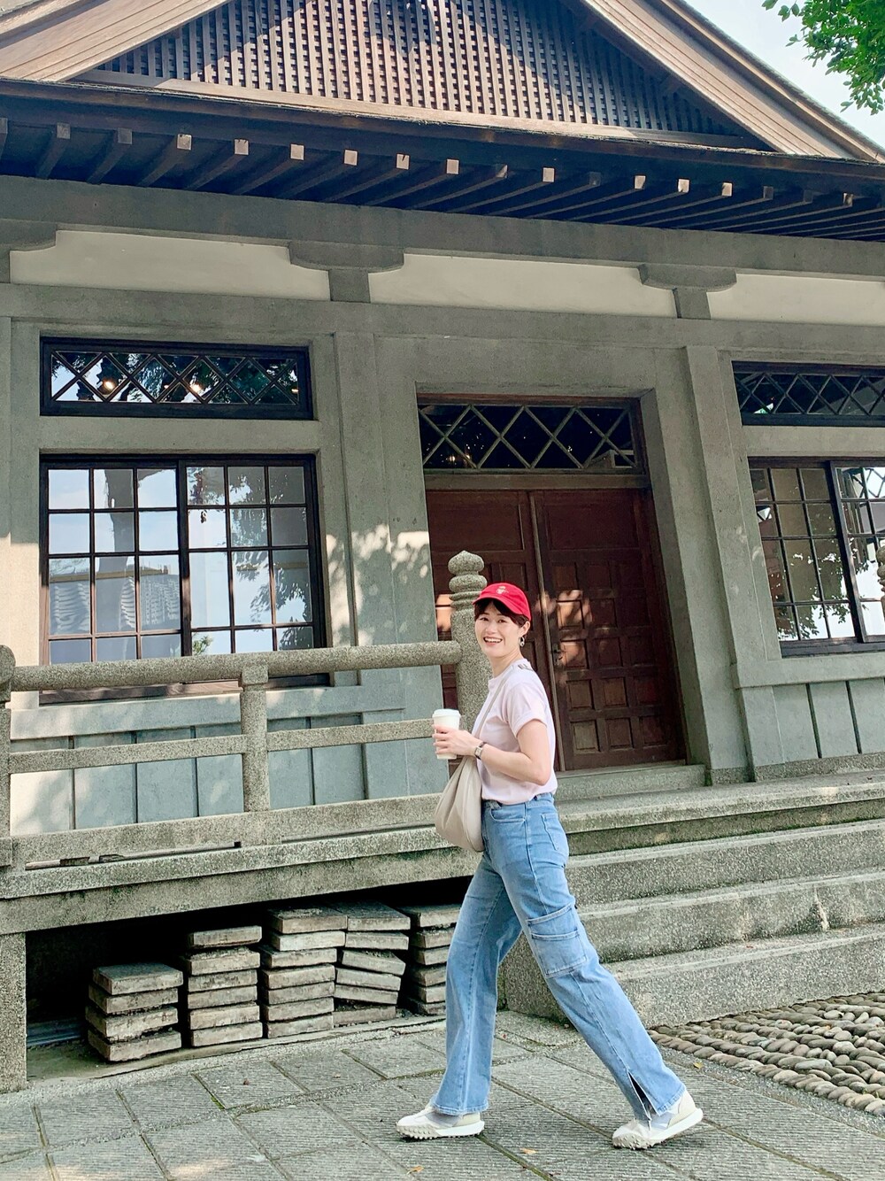 「カジュアルスタイル、楽チンコーデ、初夏コーデ、スニーカーコーデ、今日のコーデ、夏コーデ、UNIQLO、高身長女子、夏服、いいね、save、フォローお願いします🤑、outfit、高身長コーデ、極短髮、CAP、red」｜「no brandのアイテム（Tシャツ/カットソー、ピンク系）」を使った、Kaoriさん（レディース・167cm）の春コーディネートの1枚目の写真