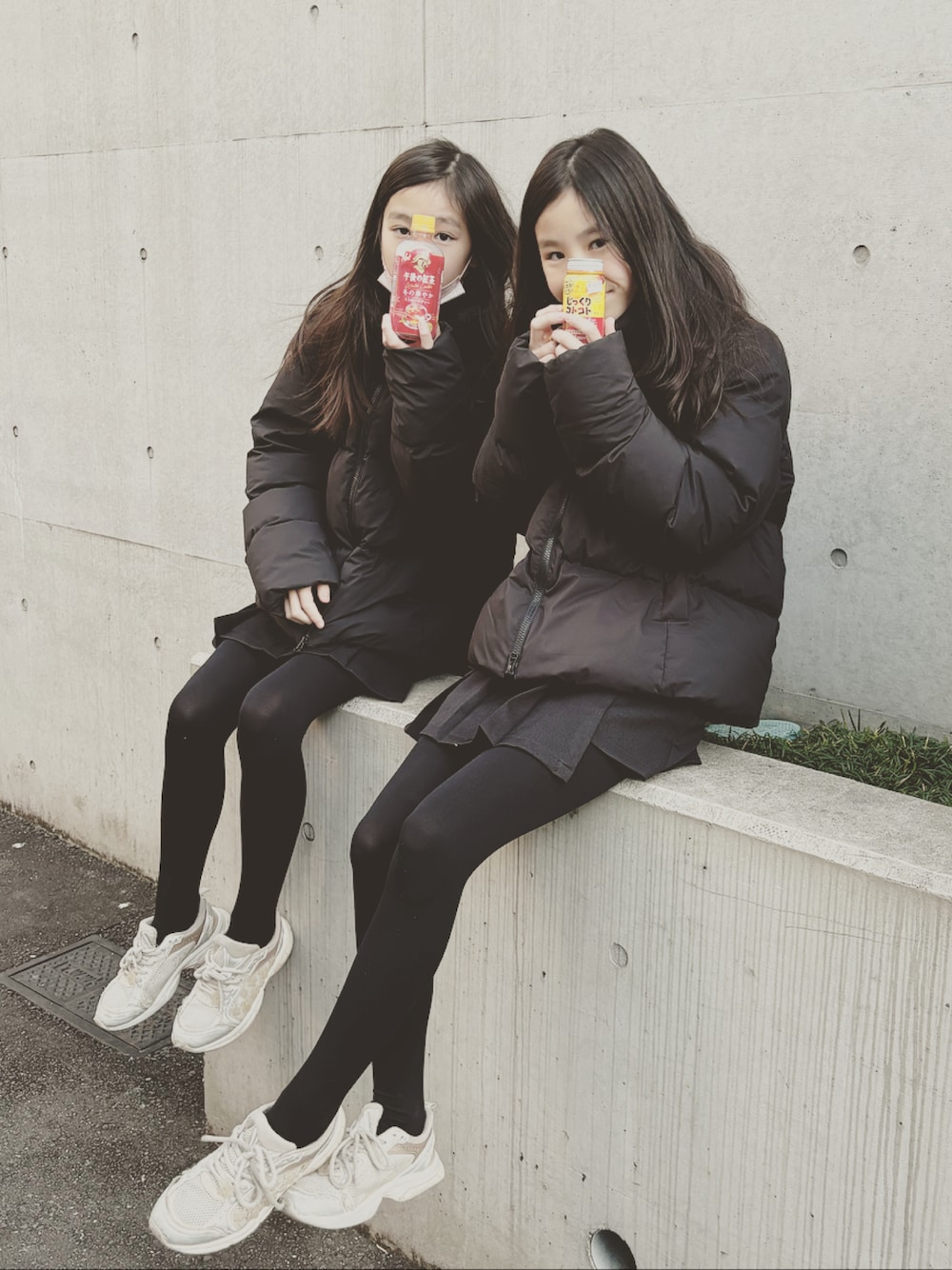 「女の子、こどもコーデ、モノトーン、ダウンコート、冬コーデ、おそろいコーデ、ツインズ、twins、冬アウター、プチプラ、黒コーデ」｜「GUのアイテム（ダウンジャケット/コート、ブラック系）」を使った、KEIJIさん（キッズ・155cm）の冬コーディネートの1枚目の写真