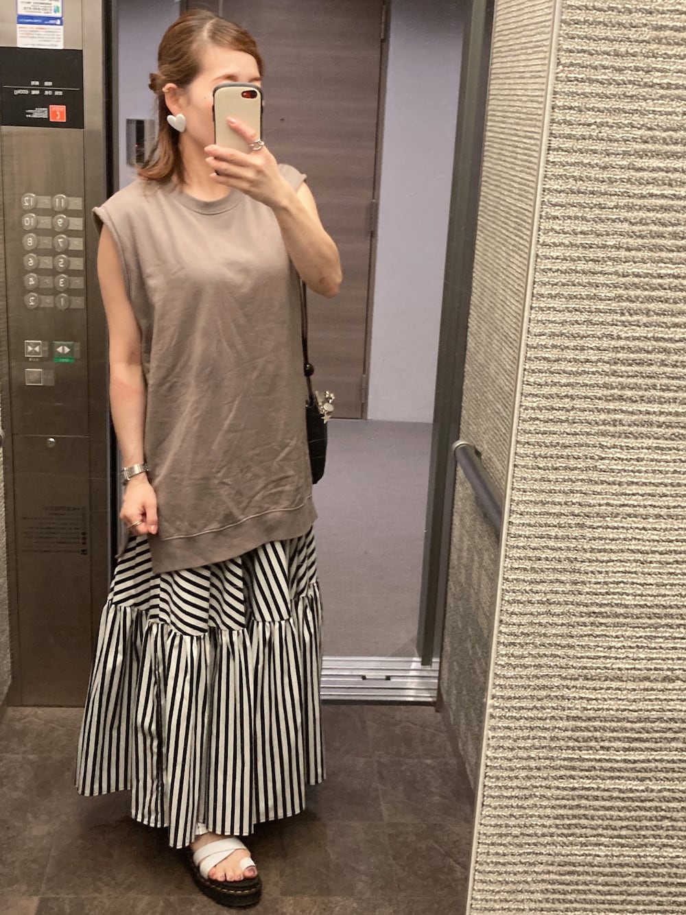 「夏コーデ、プチプラ、今日のコーデ、おしゃれさんと繋がりたい、パンツスタイル、mite、miteガール、サンダル、ドクターマーチン、ドクターマーチンサンダル、ROSE BUD、ミニバッグ、スマホショルダー、パピヨネ(PAPILLONNER)、ストライプ」｜「miteのアイテム（Tシャツ/カットソー、ベージュ系）」を使った、kaorin☆さん（レディース・156cm）の夏コーディネートの1枚目の写真