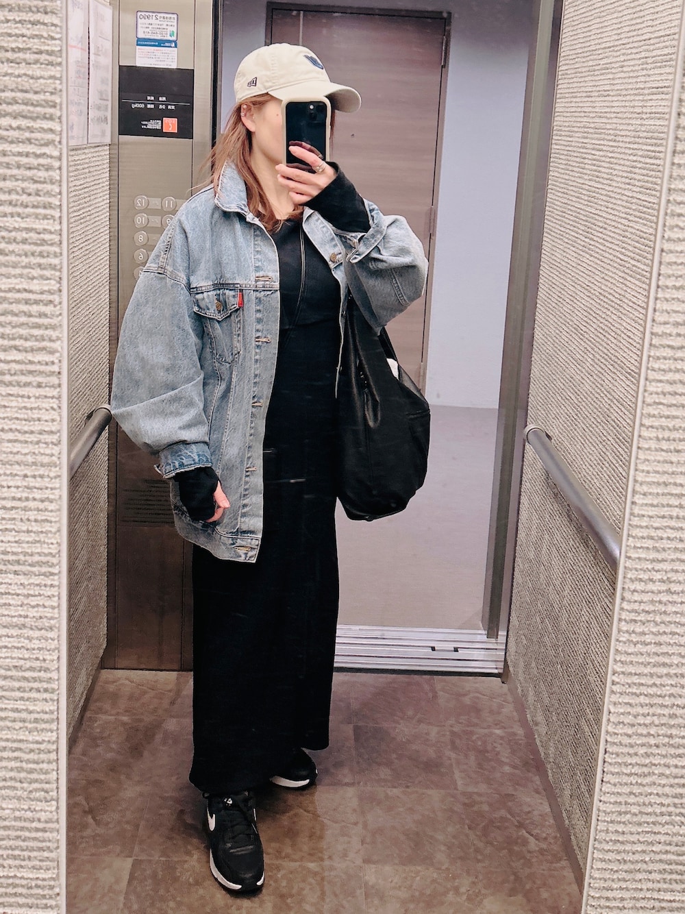 「春服、今日のコーデ、楽チンコーデ、アングリッド、休日スタイル、ワンピース、フィンガーホール、NIKE、スニーカー女子、デニムジャケット、iPhoneケース、大人可愛い、大人かわいい、リブワンピース、スマホショルダー」｜「NEW ERAの【NEW ERA/Ungrid】 ロゴキャップ（キャップ、ホワイト系）」を使った、kaorin☆さん（骨格ストレート・レディース・156cm）の春コーディネートの1枚目の写真