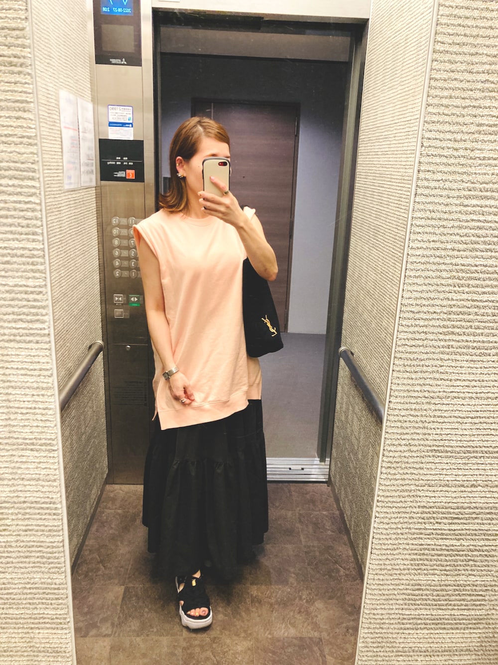 「大人コーデ、オトナカジュアル、休日スタイル、mite、miteガール、サーモンピンク、ボリュームスカート、モノトーン、NIKE、ナイキエアマックス、NIKEAIRMAX、エアマックスココ」｜「miteのアイテム（スウェット、ピンク系）」を使った、kaorin☆さん（レディース・156cm）の夏コーディネートの1枚目の写真