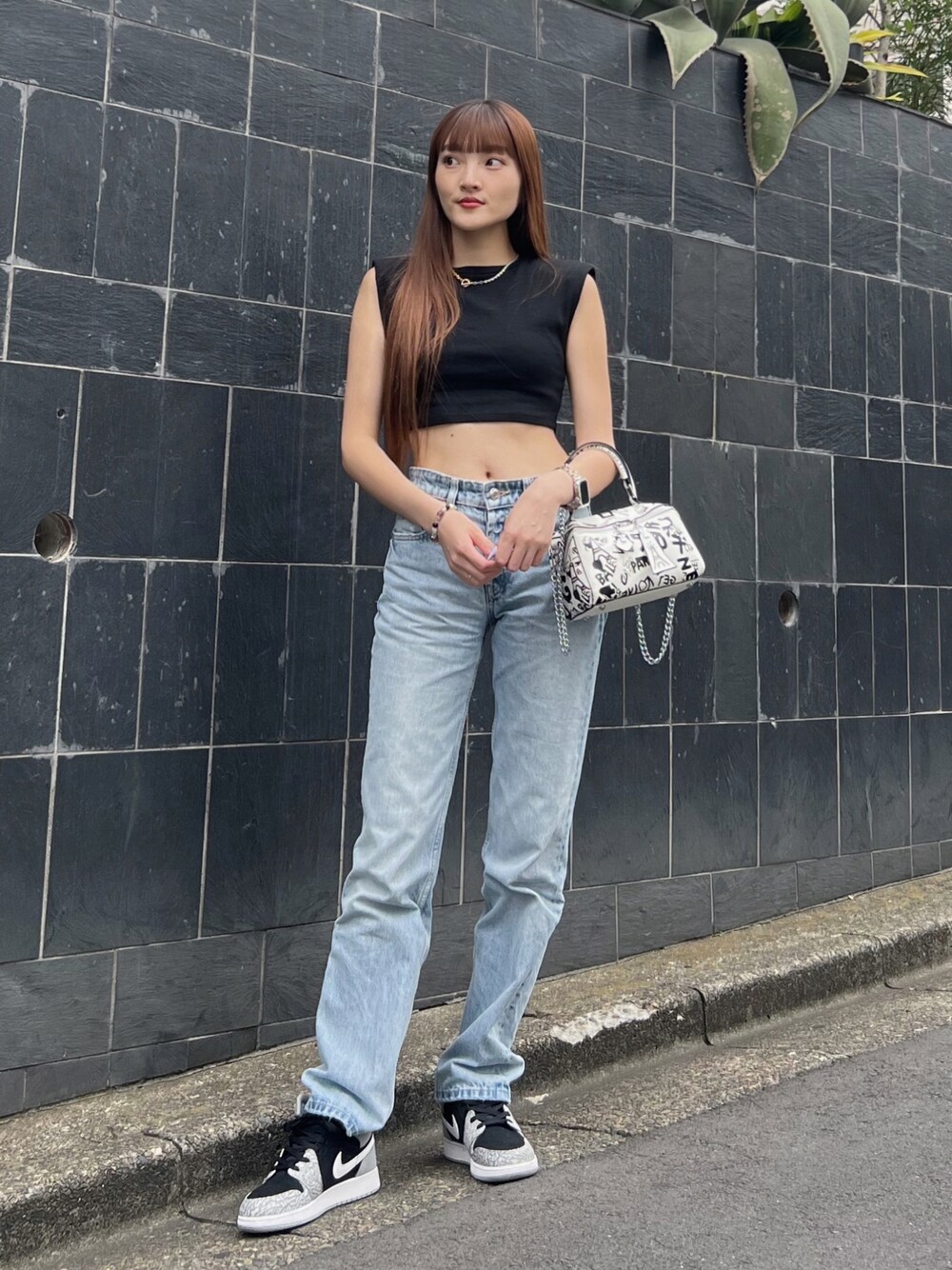 「今日のコスメと服、夏コーデ、お出かけコーデ、キレイめカジュアル、カジュアルコーデ、オトナカジュアル、リラックススタイル、ブラック、きれいめカジュアル、ノースリーブ、スニーカーコーデ、デニムパンツ、韓国コーデ、ストリート」｜「ZARAのアイテム（デニムパンツ、ブルー系）」を使った、Haruka ❤︎さん（骨格ナチュラル・レディース・168cm）の夏コーディネートの1枚目の写真