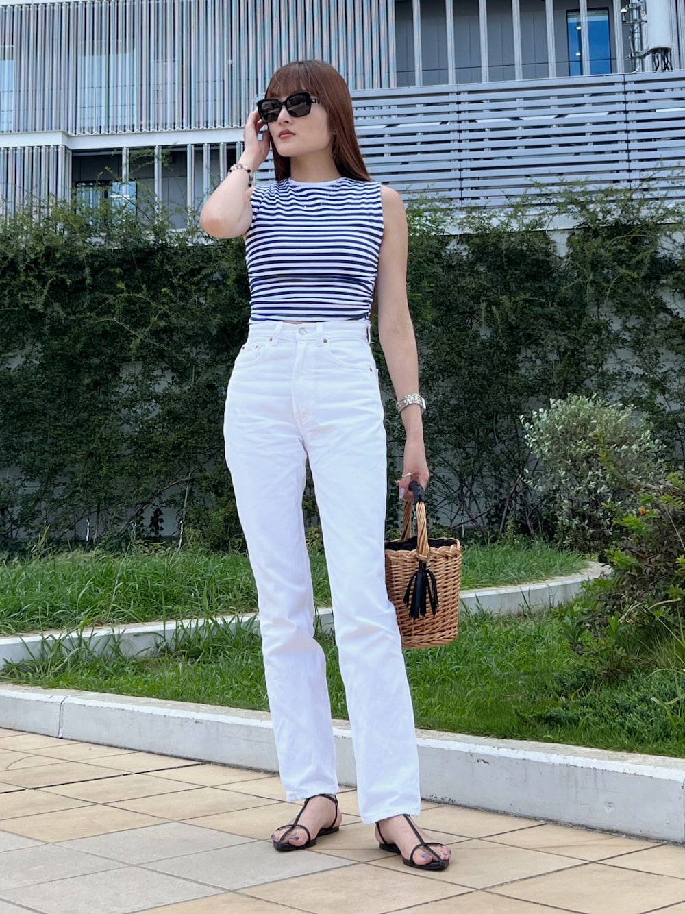 「今日のコスメと服、大人コーデ、オトナカジュアル、休日スタイル、大人かわいい、お出かけ、スタイルアップ、ホワイトデニム、かごバッグ、フラットシューズ、大人ファッション、ハイウエスト」｜「TIFFANY&Co.のアイテム（ネックレス、シルバー系）」を使った、Haruka ❤︎さん（骨格ナチュラル・レディース・168cm）の秋コーディネートの1枚目の写真