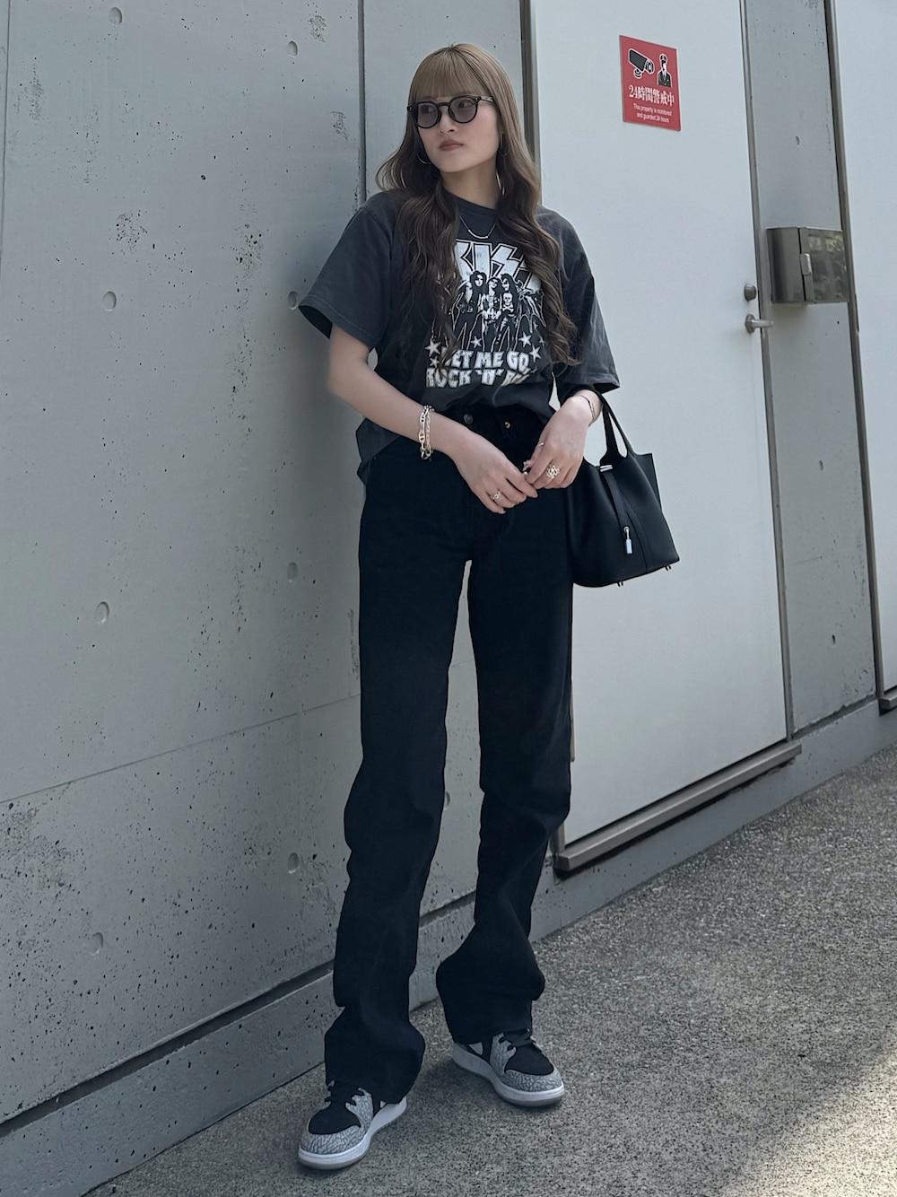 「ブラックコーデ、古着MIX、夏コーデ、黒Tシャツ、韓国ファッション、夏ファッション、オトナ女子、リラックススタイル、大人女子、高身長女子、高身長コーデ、カジュアルコーデ、デニムコーデ、スニーカーコーデ、夏だ！Tシャツ着よう！」｜「NIKEのアイテム（スニーカー、グレー系）」を使った、Haruka ❤︎さん（レディース・168cm）の夏コーディネートの1枚目の写真