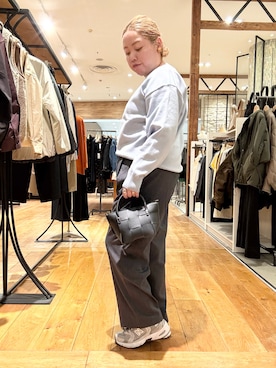 「URBAN RESEARCH DOORS（アーバンリサーチドアーズ）のフロッキーロゴプリントロングTシャツ 26AW（Tシャツ/カットソー、ホワイト系）」を使った、チコたんさん（レディース・156cm）の秋コーディネート