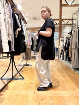 「URBAN RESEARCH DOORS（アーバンリサーチドアーズ）のストライプタックイージーパンツ（その他パンツ、グレー系）」を使った、チコたんさん（レディース・156cm）の春コーディネート