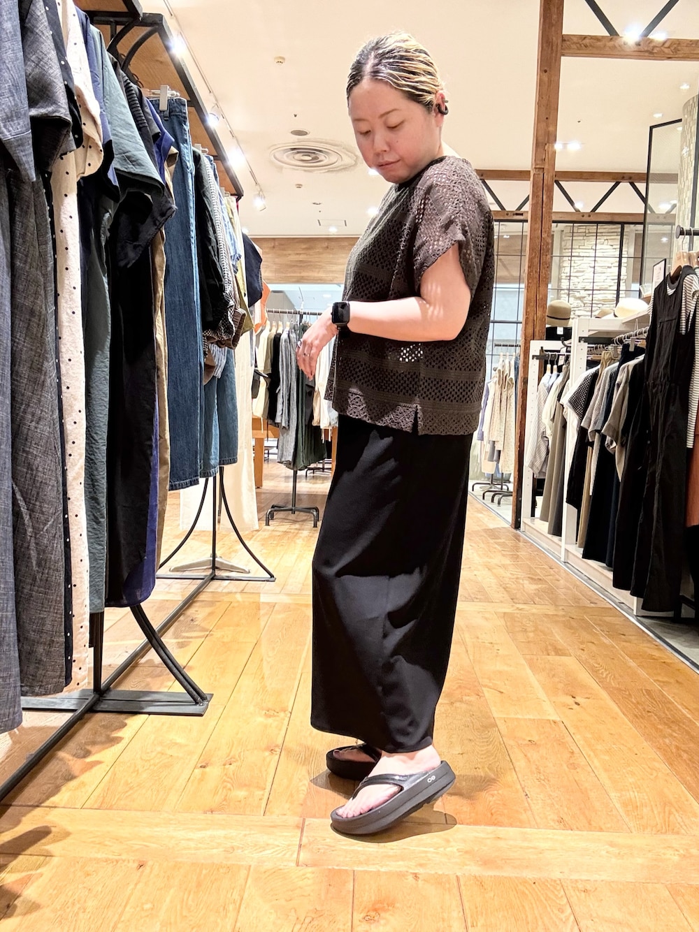 ブラウン系のその他トップス、ブラック系のワンピース、ブラック系のサンダルを着用したレディースの夏コーディネートの1枚目の写真
