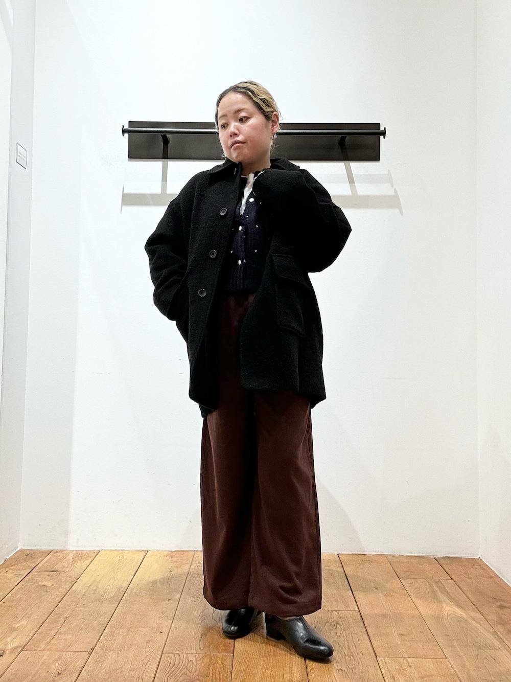 「冬アウター、最近のいい感じコーデ、ブラウン、冬コーデ、きれいめカジュアル、お出かけコーデ、オトナ女子、お洒落さんとつながりたい、パンツコーデ、大人ファッション、大人コーデ、ジャケット/アウター、冬、骨格ストレート、DOORS」｜「EKALのウールライクワイドイージートラウザー（その他パンツ、ブラウン系）」を使った、チコたんさん（レディース・156cm）の秋コーディネートの1枚目の写真