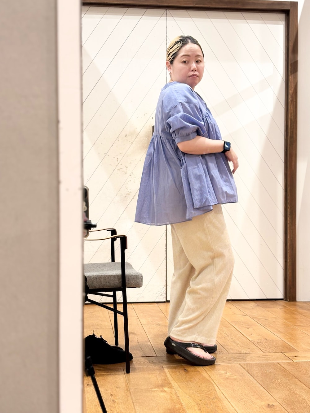 ブルー系のシャツ/ブラウス、ベージュ系のその他パンツ、ブラック系のサンダルを着用したレディースの夏コーディネートの1枚目の写真