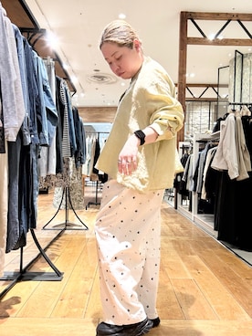 「URBAN RESEARCH DOORS（アーバンリサーチドアーズ）のリネンカーブスリーブブラウス（シャツ/ブラウス、イエロー系）」を使った、チコたんさん（レディース・156cm）の春コーディネート