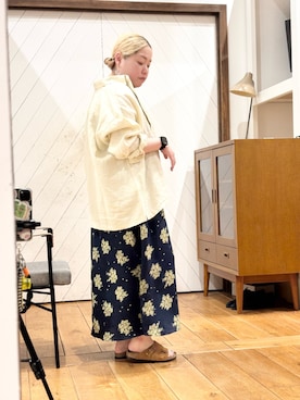 「かぐれ（カグレ）のリネンレギュラーボックスシャツ（シャツ/ブラウス、イエロー系）」を使った、チコたんさん（レディース・156cm）の春コーディネート