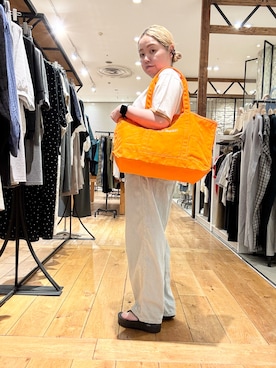 「URBAN RESEARCH DOORS（アーバンリサーチドアーズ）の『別注』L.L.Bean×DOORS　GROCERY TOTE（トートバッグ、オレンジ系）」を使った、チコたんさん（レディース・156cm）の春コーディネート
