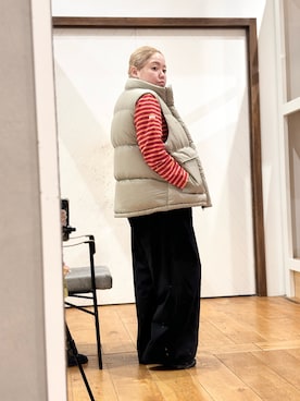 「URBAN RESEARCH DOORS（アーバンリサーチドアーズ）の『別注』Marmot×DOORS　DOWN VEST（その他アウター、グリーン系）」を使った、チコたんさん（レディース・156cm）の秋コーディネート