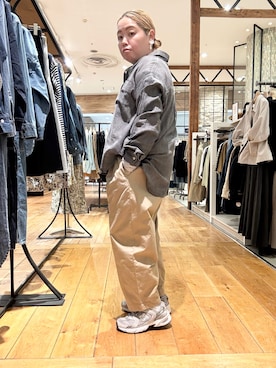 「URBAN RESEARCH DOORS（アーバンリサーチドアーズ）のシアーデニムシャツ｜春服/羽織り/日除け/カジュアル/通勤（シャツ/ブラウス、ブラック系）」を使った、チコたんさん（レディース・156cm）の春コーディネート